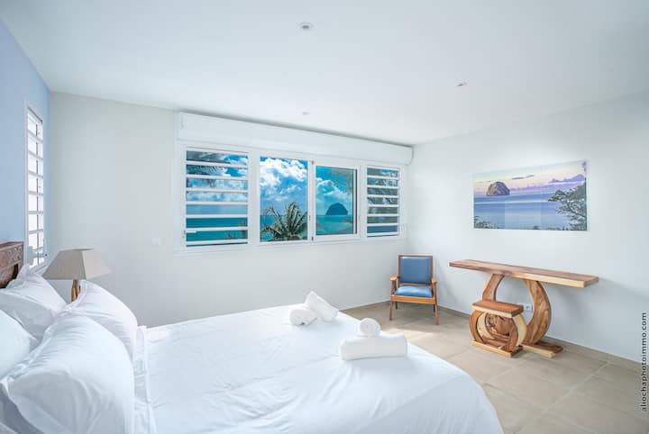 Beach Front House , villa de lujo en la playa con piscina y vista al mar