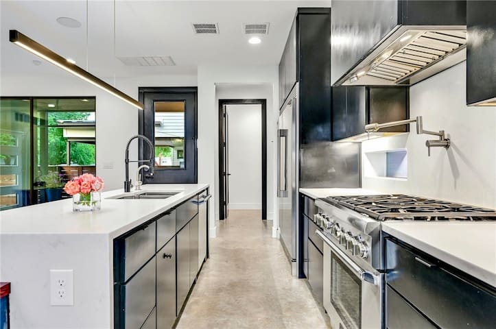 Modern Home – 5 min to 6th Street, Rainey, SXSW gallery image 4