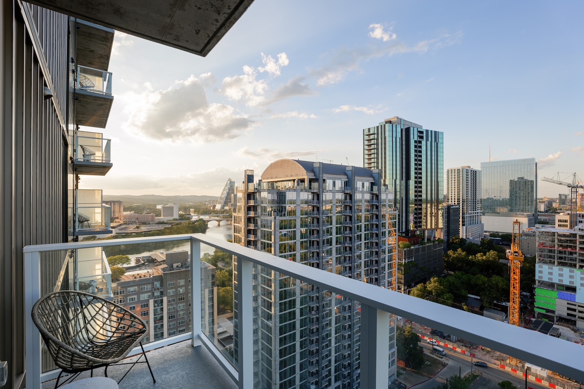 Artistic Corner Downtown Sky Condo on Rainey St.!