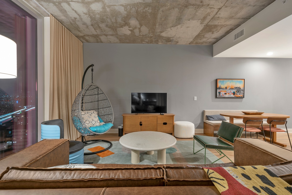 Artistic Corner Downtown Sky Condo on Rainey St.!