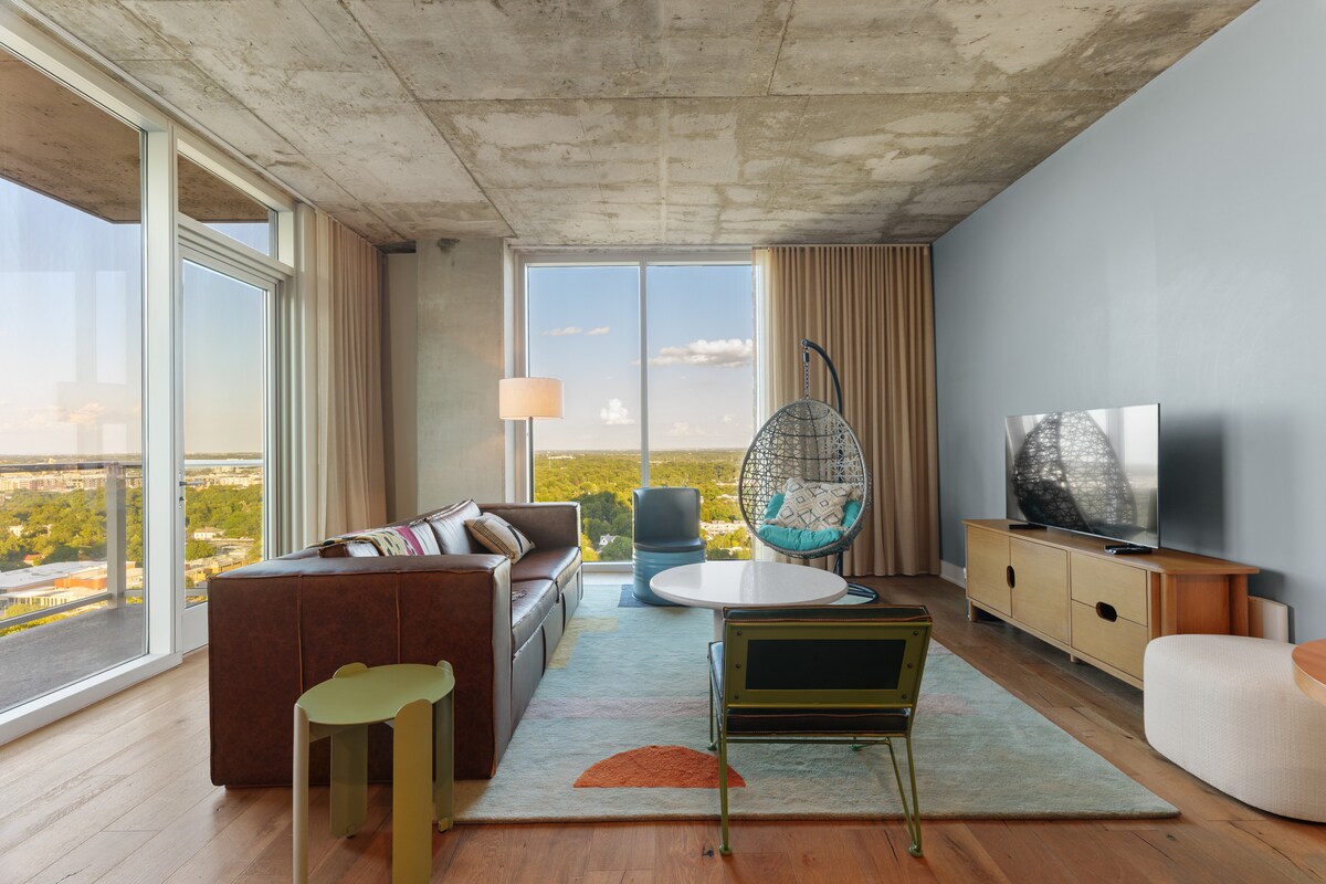 Artistic Corner Downtown Sky Condo on Rainey St.!
