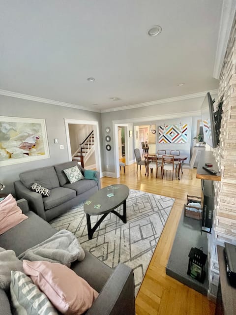 Colourful 3 Bedroom Heritage Home near Downtown