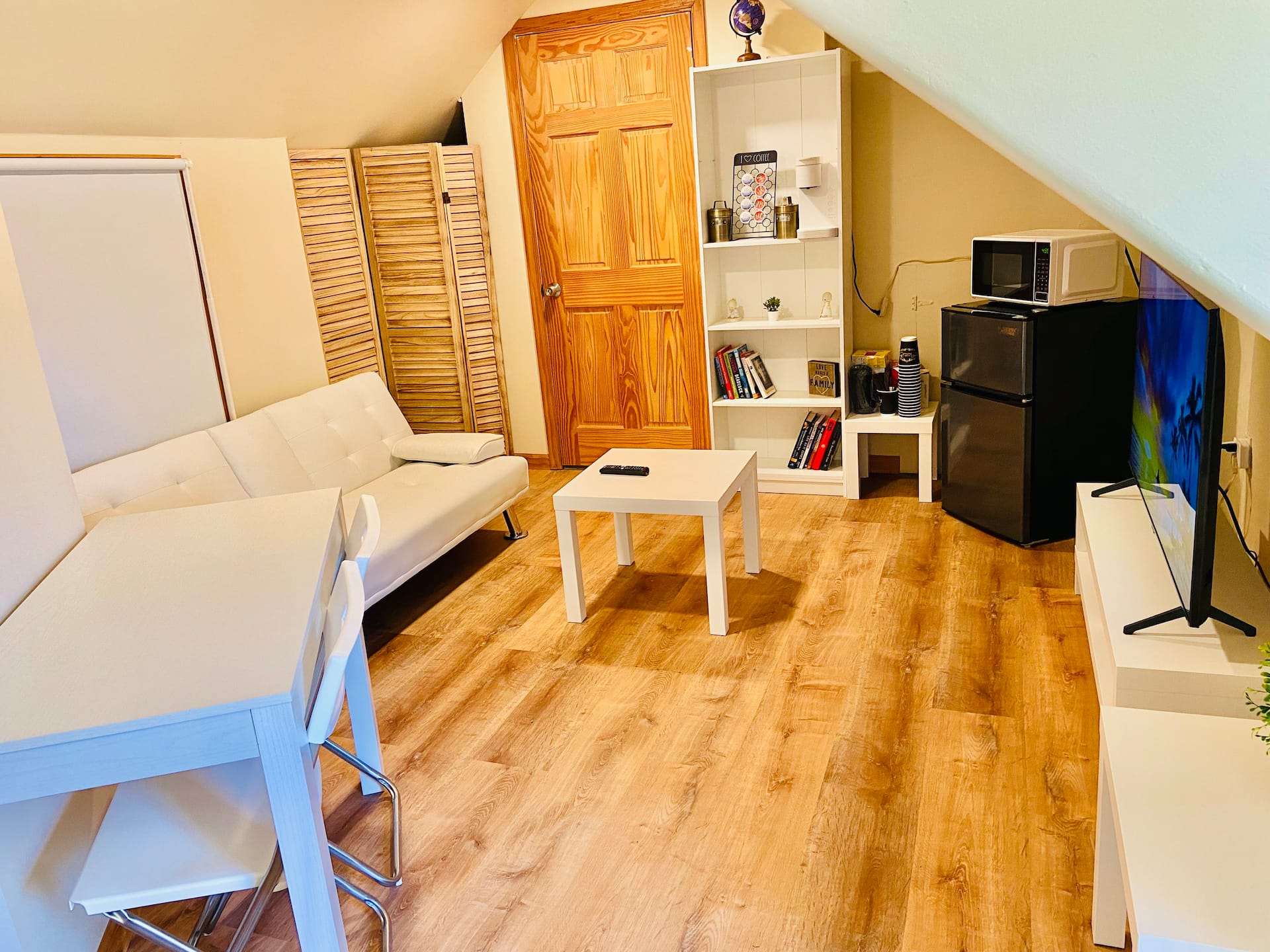 Bright, Stylish & Cozy Private Attic Unit near NYC! — photo 2