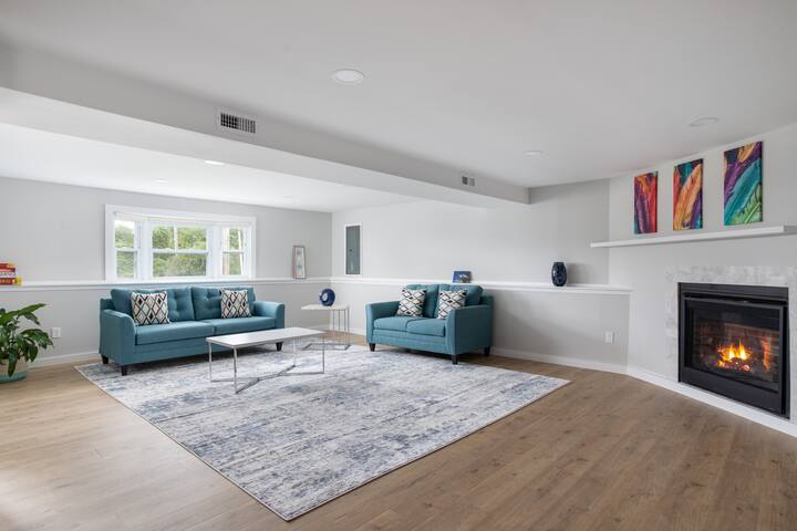 Spacious & Updated Newport Retreat – Walk to Beach