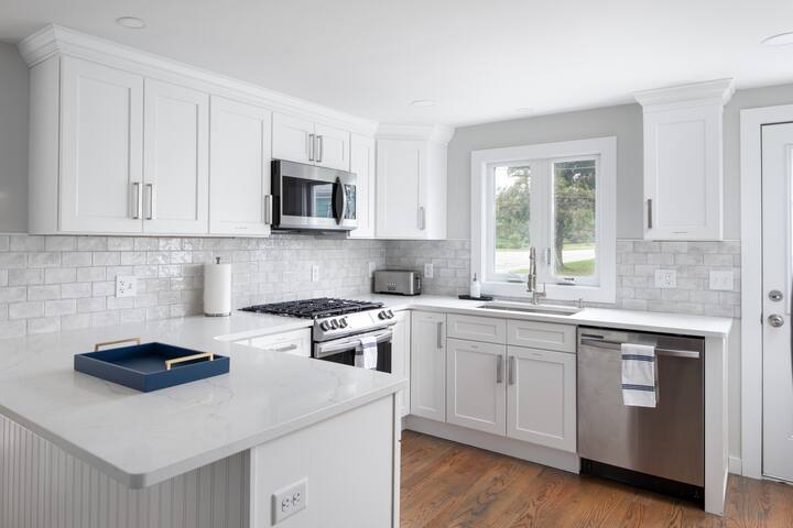 Spacious & Updated Newport Retreat – Walk to Beach gallery image 3