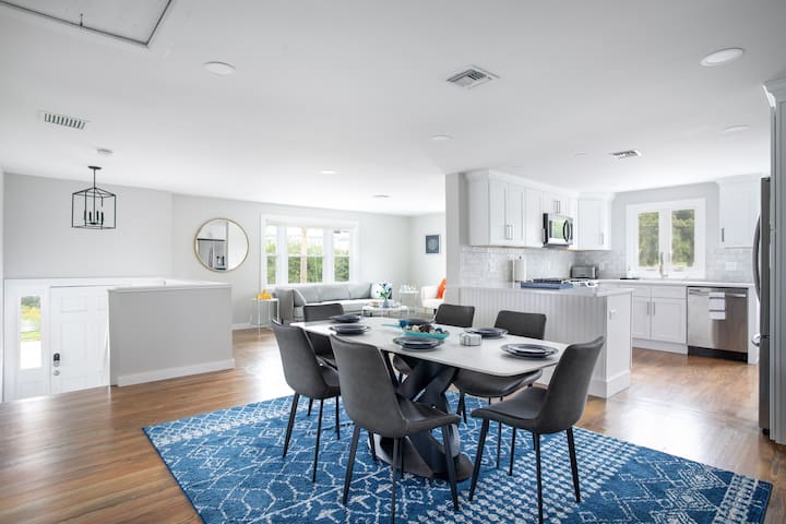 Spacious & Updated Newport Retreat – Walk to Beach gallery image 2