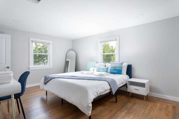 Spacious & Updated Newport Retreat – Walk to Beach gallery image 5