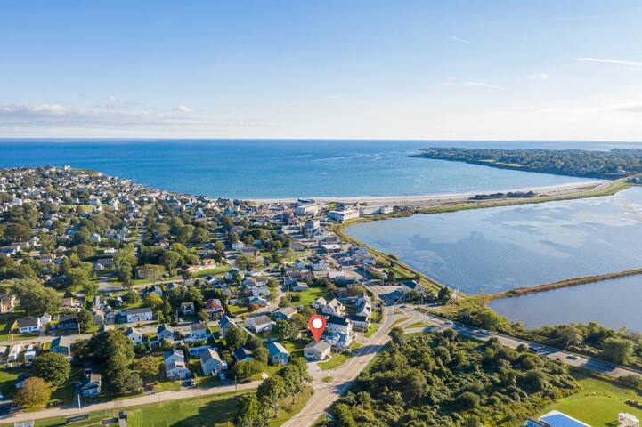 Spacious & Updated Newport Retreat – Walk to Beach gallery image 4