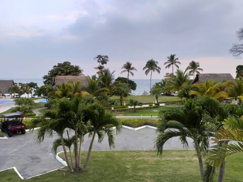 Bijao facing the sea. Comfortable and family-friendly.