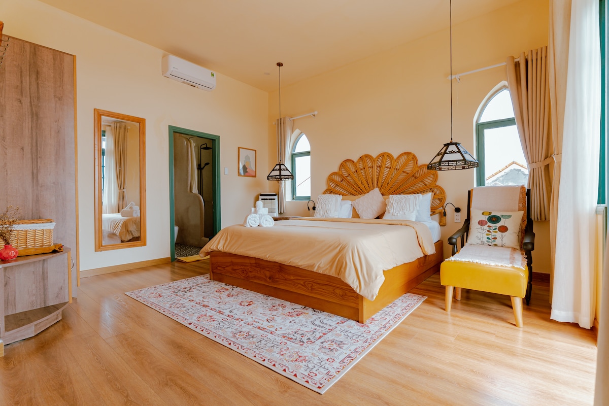 Phòng ngủ chính trong căn hộ
#Kích thước phòng lớn
# Phòng ngủ cỡ King
# Tivi thông minh với Netflix cao cấp
# Hộp an toàn
#Phòng tắm riêng