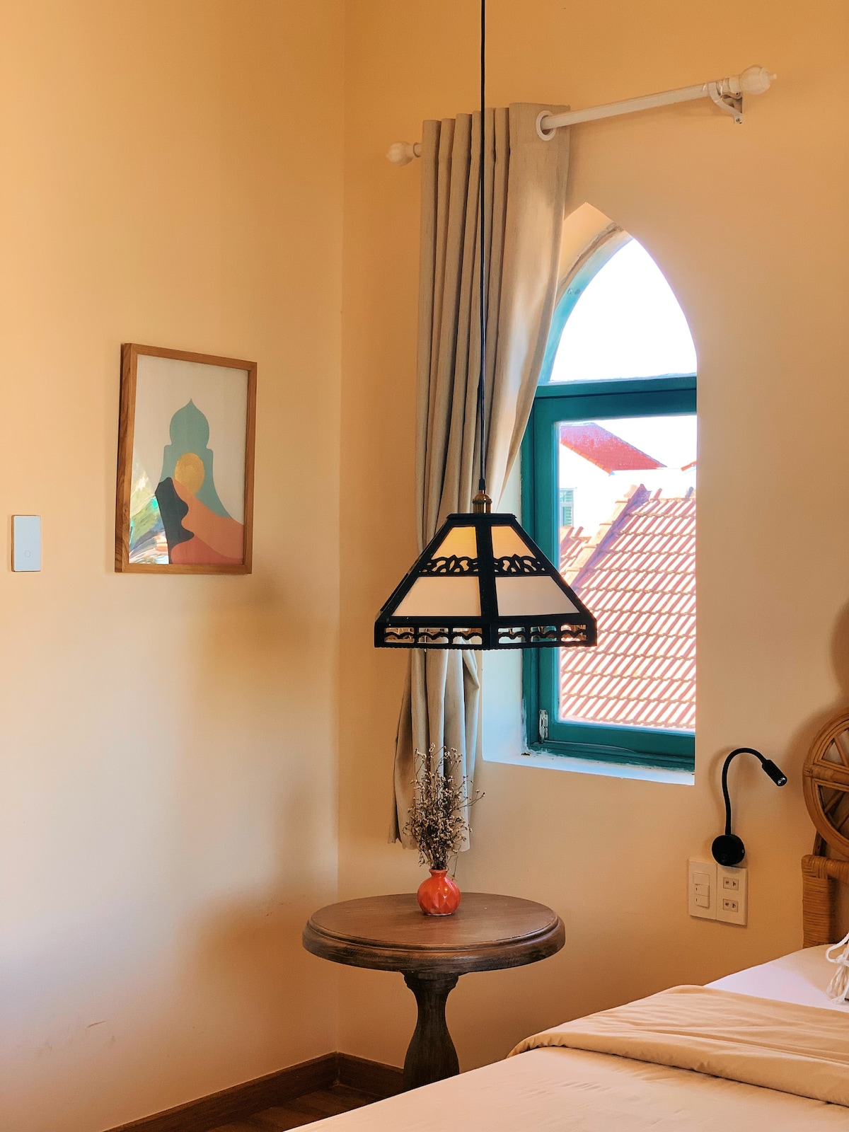 Phòng ngủ chính trong căn hộ
#Kích thước phòng lớn
# Phòng ngủ cỡ King
# Tivi thông minh với Netflix cao cấp
# Hộp an toàn
#Phòng tắm riêng