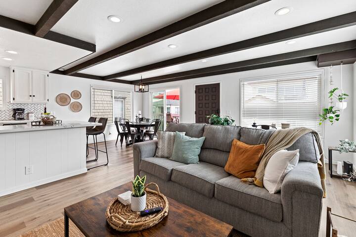 Nantucket style Beach House in Mission Beach! gallery image 2