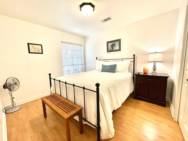 Мекото осветление и уютното легло правят тази стая идеална за деца, приятели или самостоятелно отдихване.