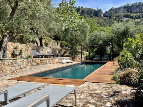 Provencal bastide in a green setting on the outskirts of Grasse