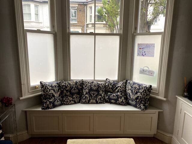 Chic and stylish three bedroom house with garden gallery image 4