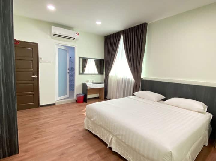 3 ერთეული ოთახი - 2 სუპერ ერთადგილიანი საწოლი, რომელიც მიმაგრებულია სააბაზანოსთან 