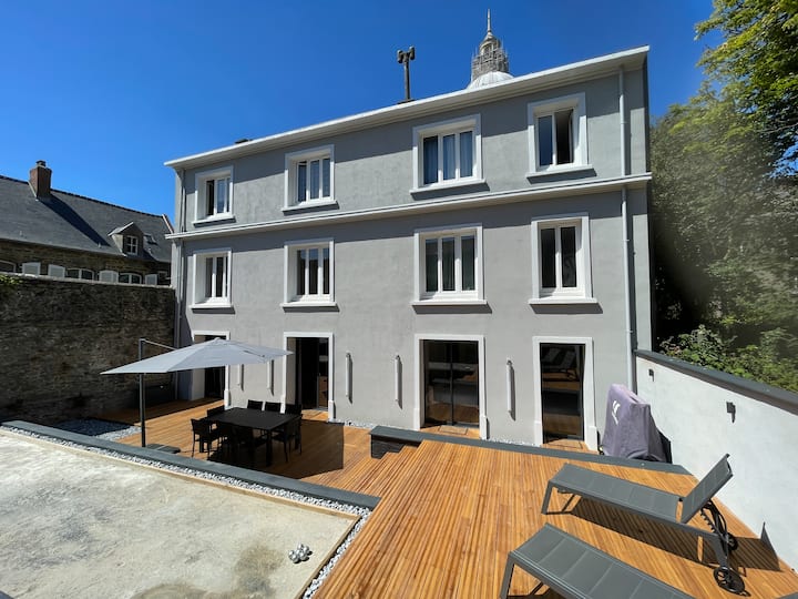 "L'imprévue", 12 people in the old town