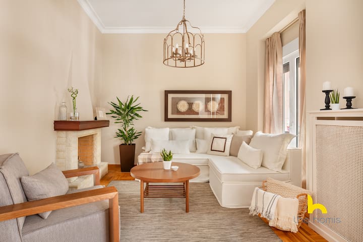 Grand Family APT with Courtyard near Acropolis!