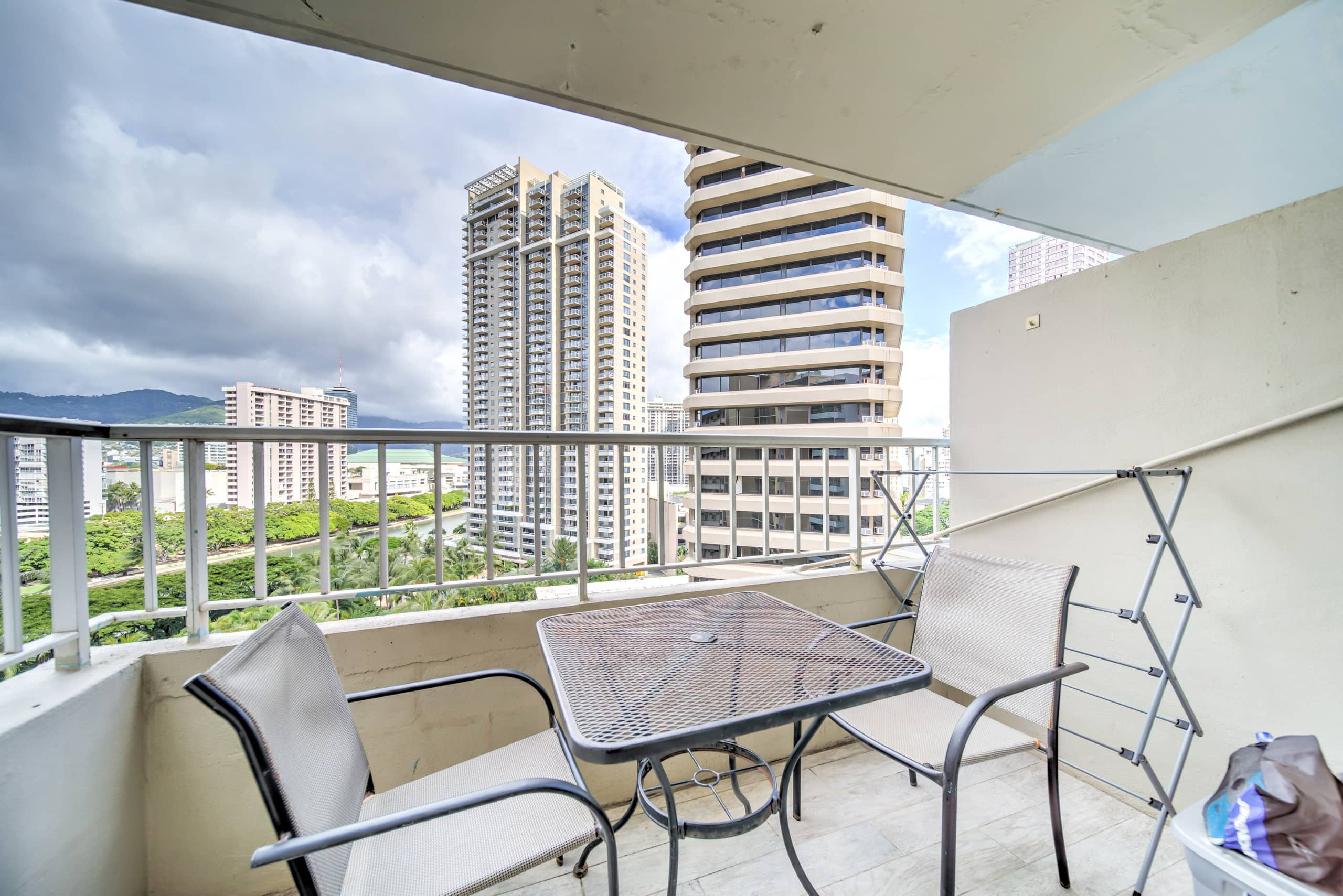 Condo in Honolulu · ★4.8 · 1 bedroom · 1 bed · 1 shared bath - Image 4
