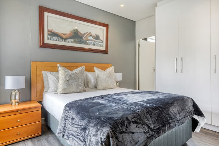 غرفة نوم واحدة بسرير بحجم كبير