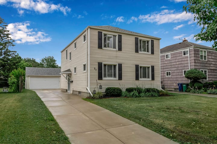 Gorgeous 2 Queen Bed North Buffalo Apartment With Free Parking & 70 Inch Tv - Buffalo, NY