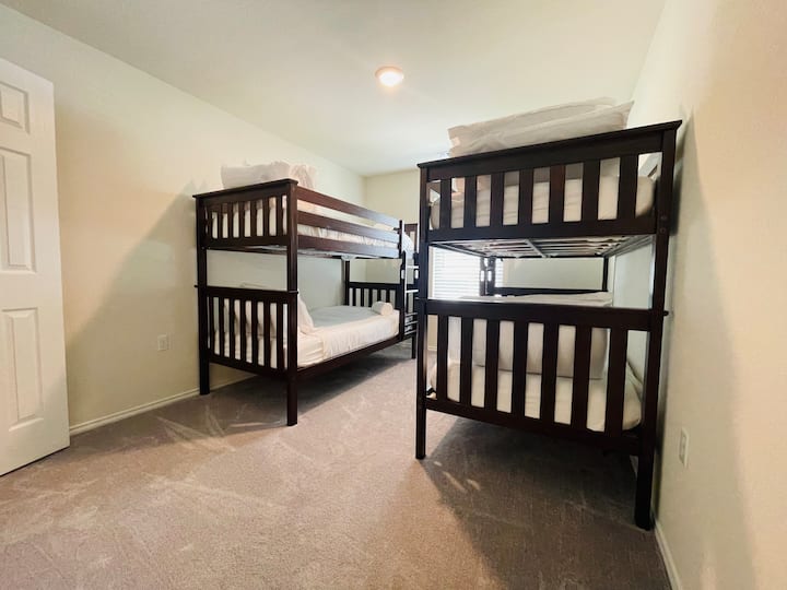 2 juegos en literas individuales ( 3er dormitorio) 