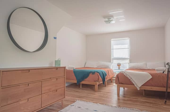 ห้องนอนหมายเลข 3

เพลิดเพลินกับความเงียบสงบและความสวยงามของวิวไม้สน ห้องนอนนี้มีเตียงควีนไซส์ 2 เตียง 