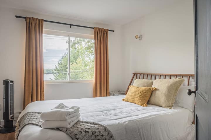 ห้องนอน 1. 
ห้องนอนใหญ่มีแผนผังแบบเปิดโล่งพร้อมเตียงควีนไซส์กลางศตวรรษและบ้านฟาร์มผสมผสานที่ทันสมัยและห้องน้ำในช่วงกลางศตวรรษ ปล่อยให้นกและอากาศบริสุทธิ์ปลุกคุณในตอนเช้า 