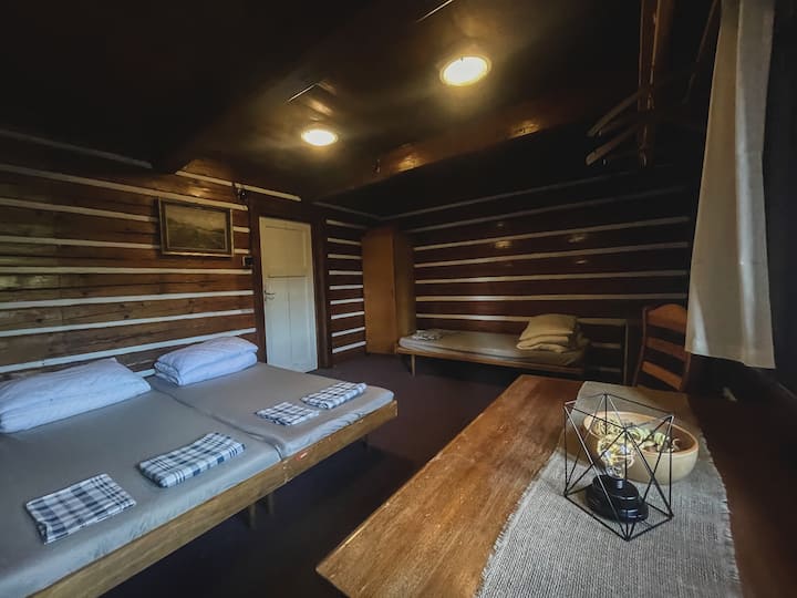 Chumba kwenye ghorofa ya 

chini vitanda 3