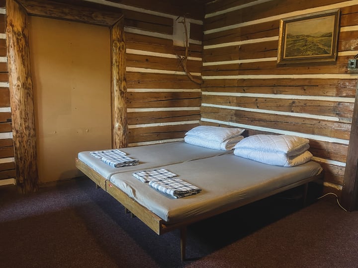 Chumba kwenye ghorofa ya 

chini vitanda 3