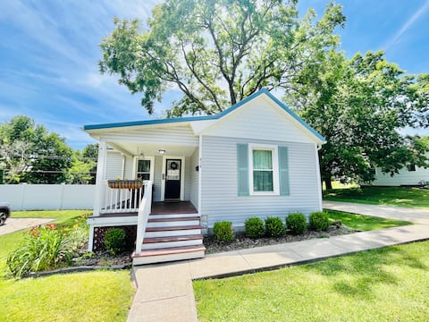 Cheerful Blue-Roof Bungalow