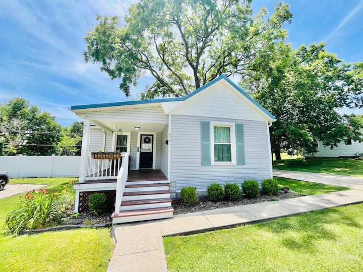 Cheerful Blue-Roof Bungalow