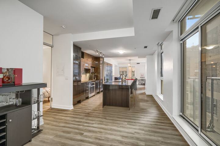 1400sq Luxury Condo W/Amazing Location gallery image 4