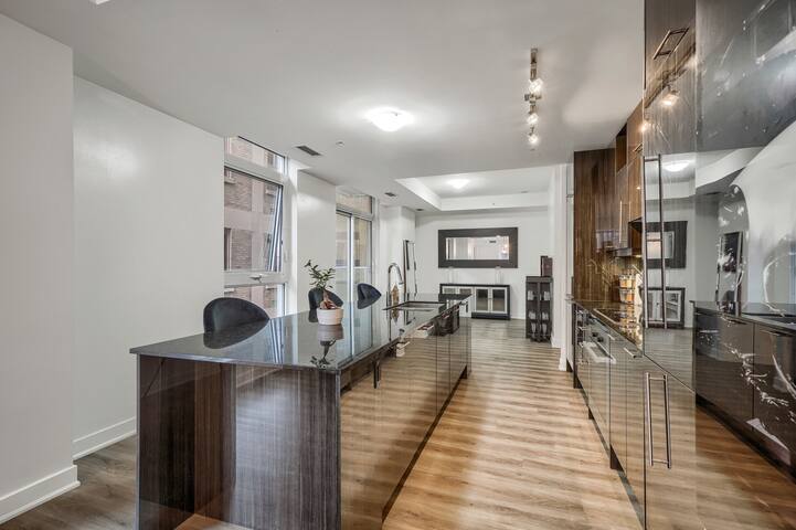 1400sq Luxury Condo W/Amazing Location gallery image 2