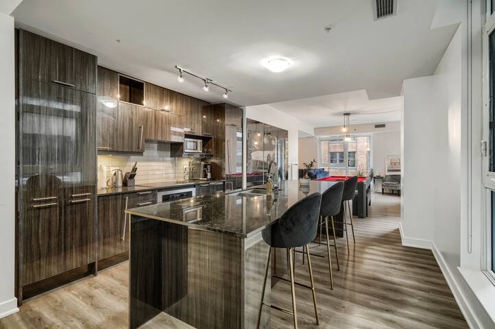 1400sq Luxury Condo W/Amazing Location