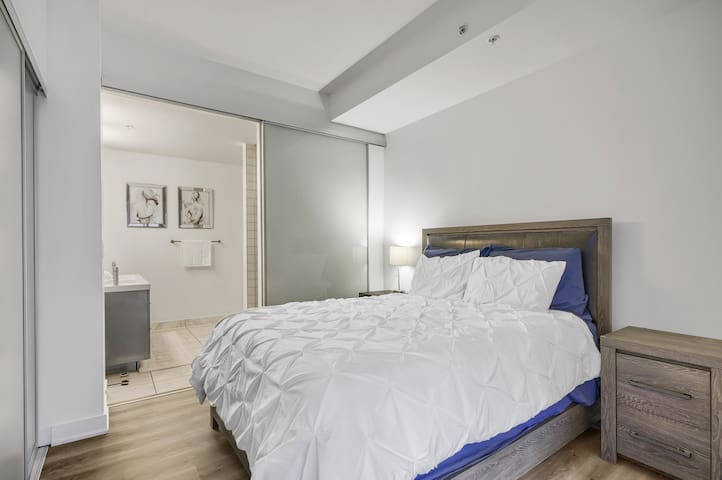 1400sq Luxury Condo W/Amazing Location gallery image 5