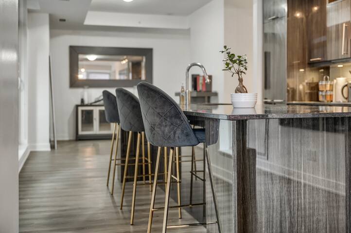 1400sq Luxury Condo W/Amazing Location gallery image 3