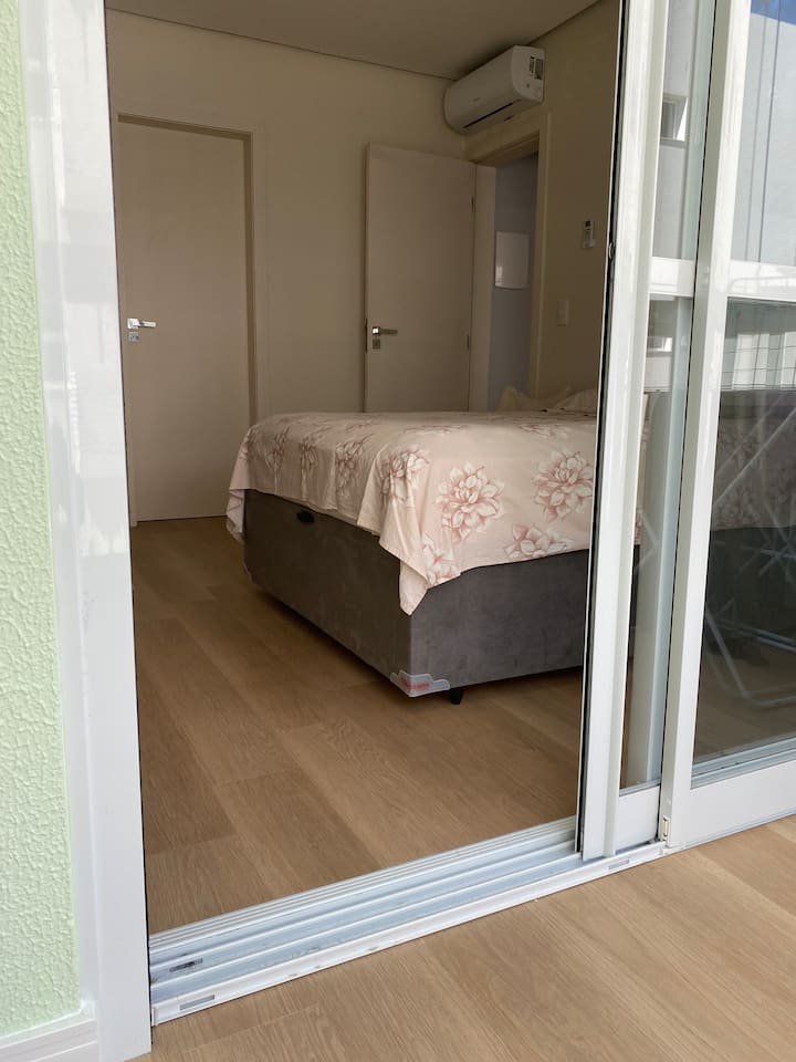 标准双人床，空调 