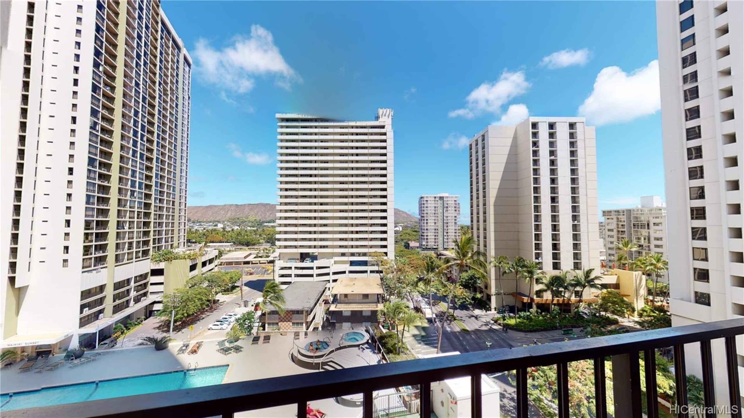 Condo in Honolulu · ★4.76 · 1 bedroom · 3 beds · 1 private bath - Image 1