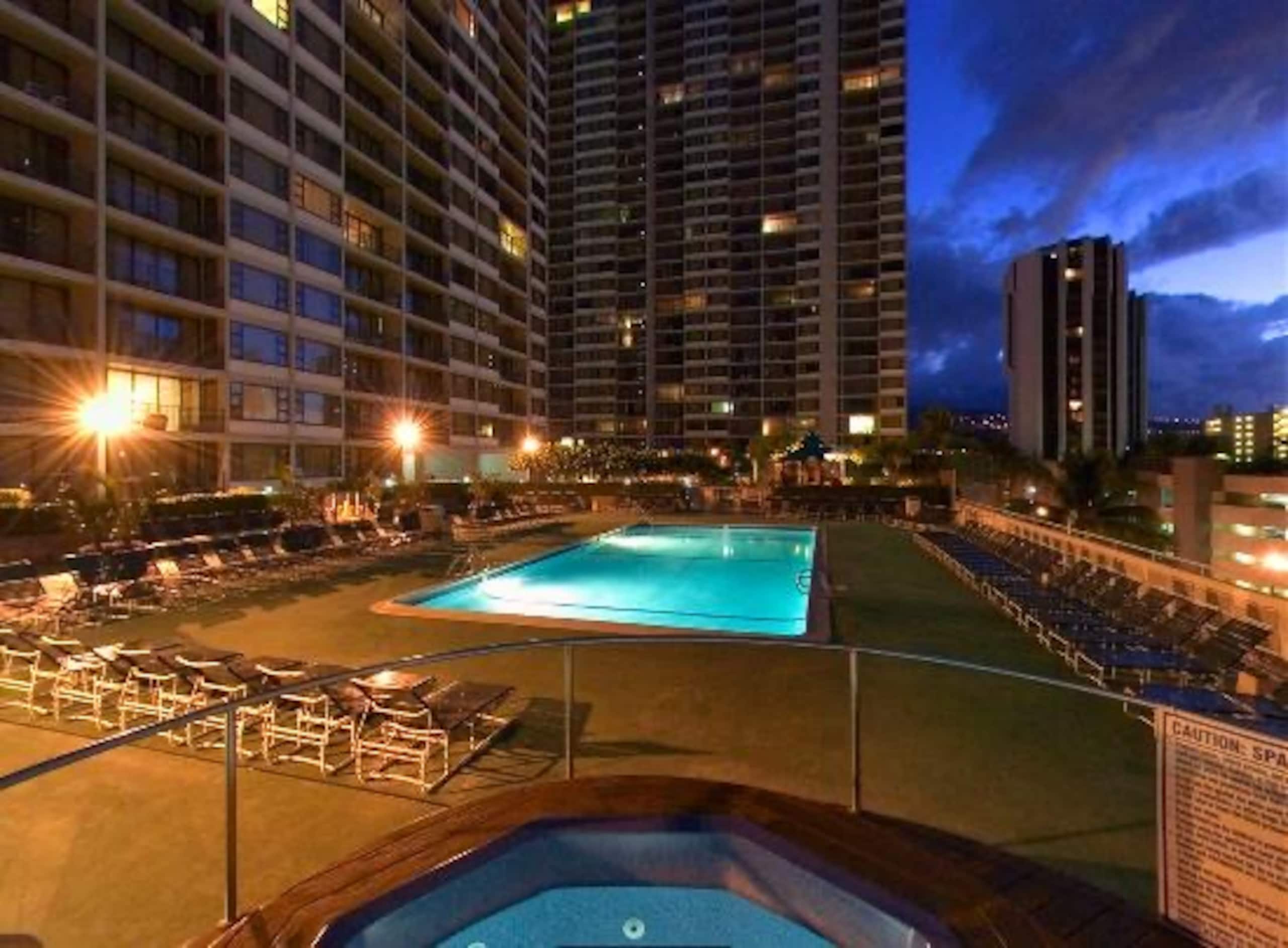 Condo in Honolulu · ★4.76 · 1 bedroom · 3 beds · 1 private bath - Image 3