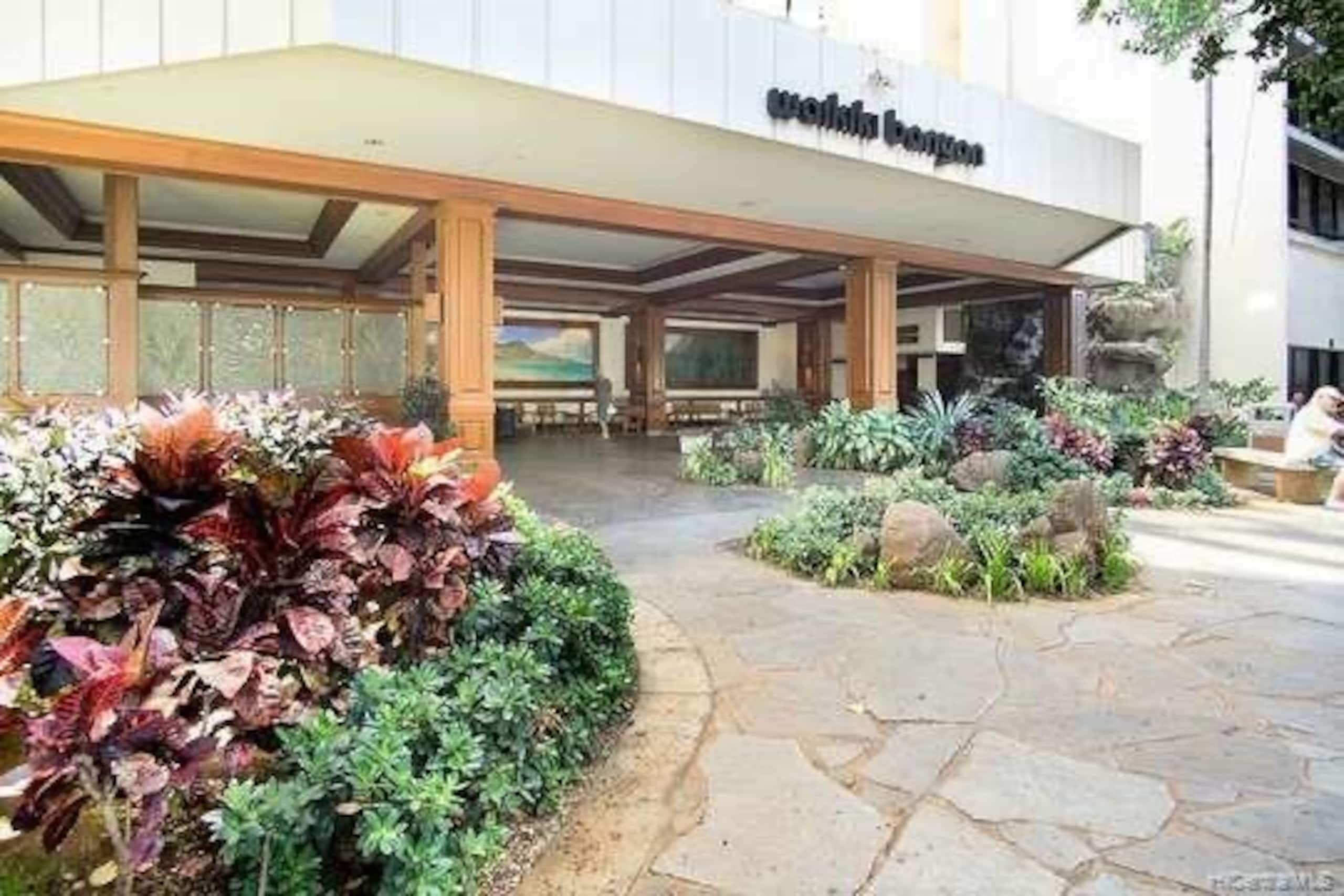 Condo in Honolulu · ★4.76 · 1 bedroom · 3 beds · 1 private bath - Image 6