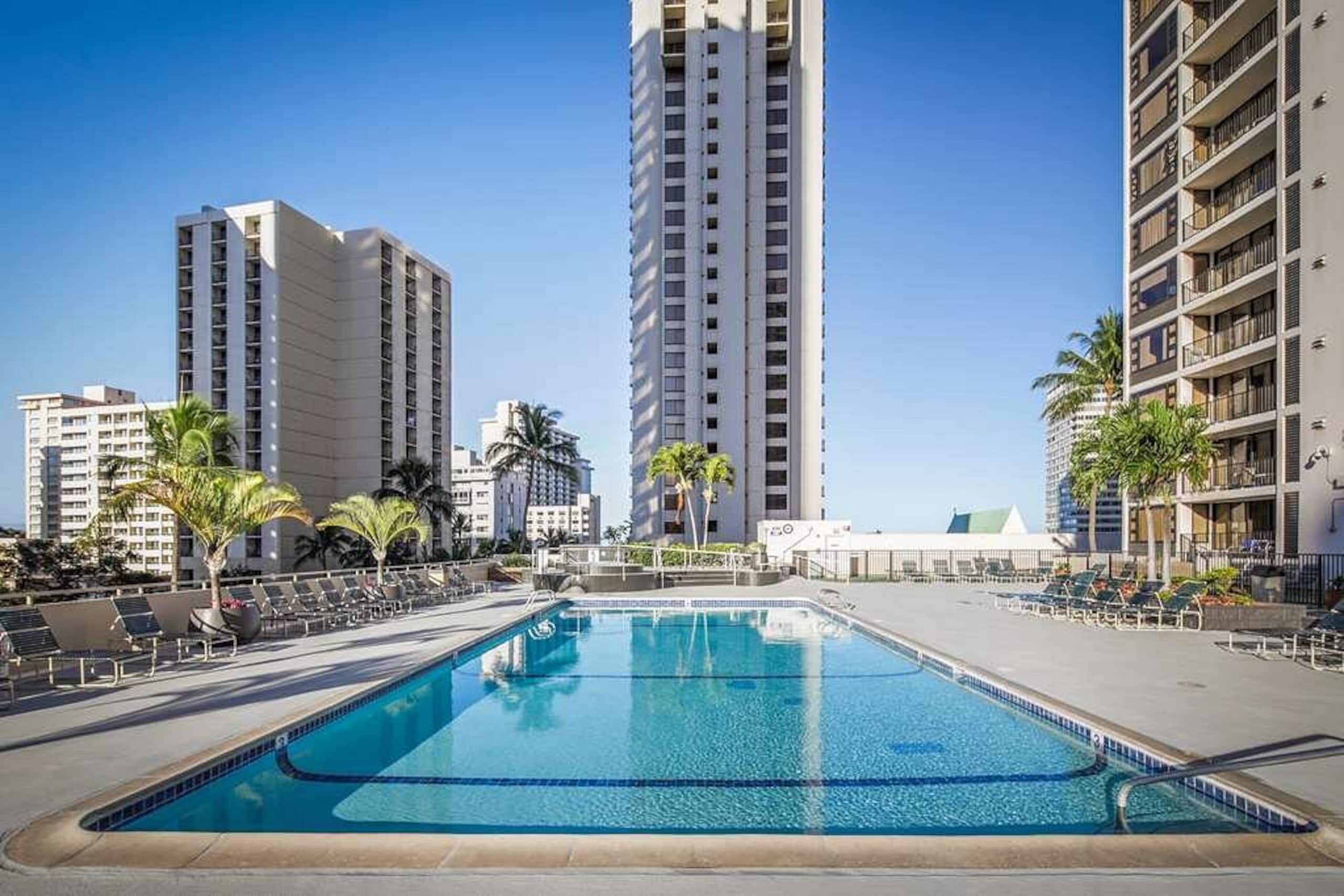 Condo in Honolulu · ★4.76 · 1 bedroom · 3 beds · 1 private bath - Image 2