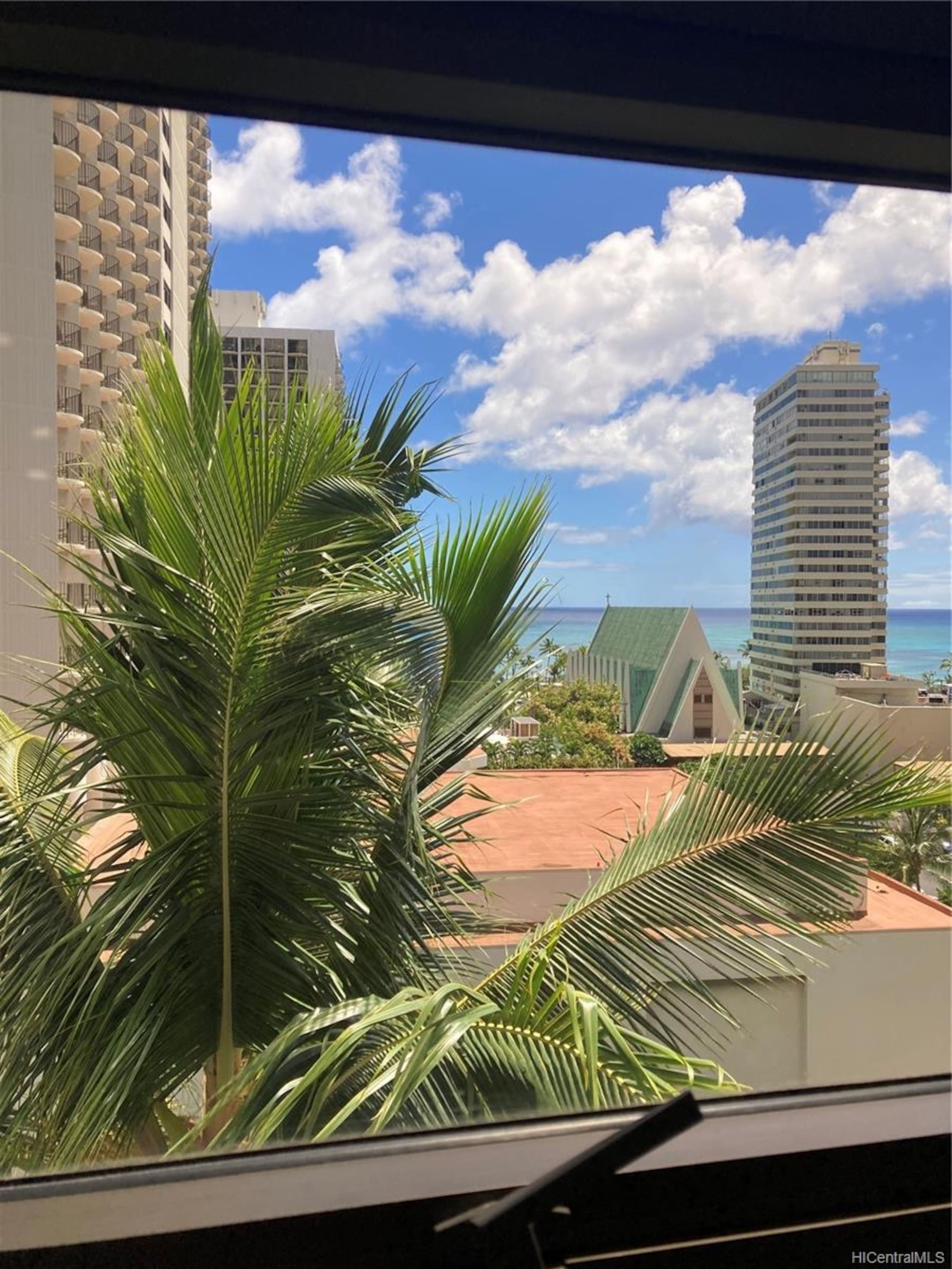 Condo in Honolulu · ★4.76 · 1 bedroom · 3 beds · 1 private bath - Image 4