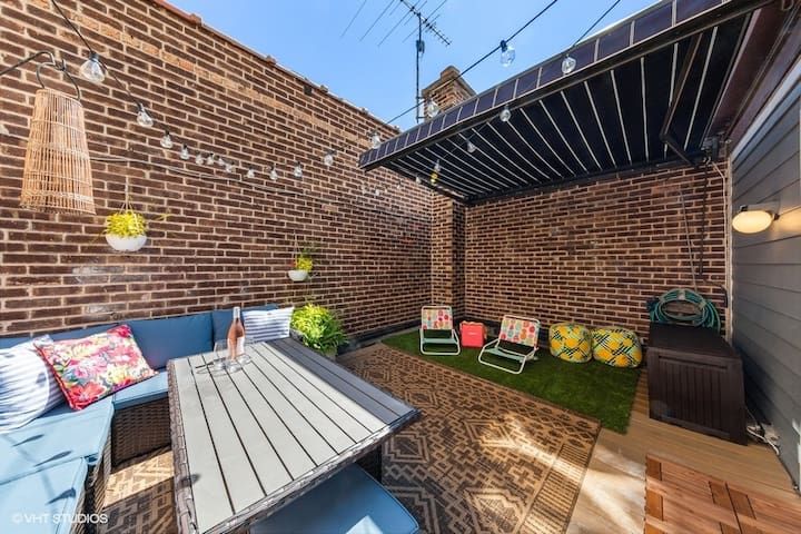 Stylish Lincoln Park Townhome Rooftop & King Suite gallery image 2