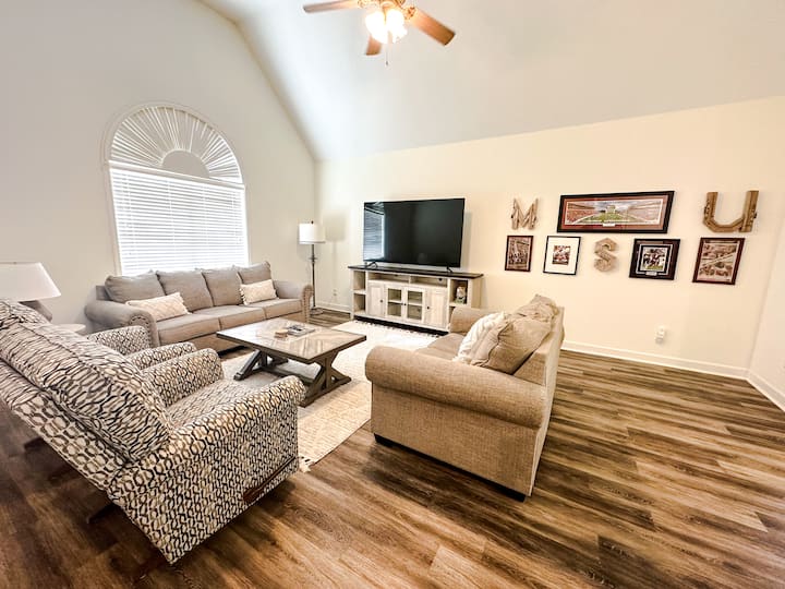 The Happy HideawayGameday Haven Houses for Rent in Starkville