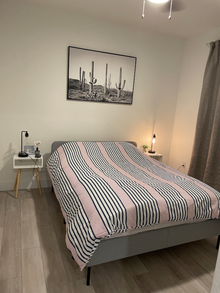 Druhá spálňa s manželskou posteľou Queen so zatemňovacími závesmi a stropným ventilátorom