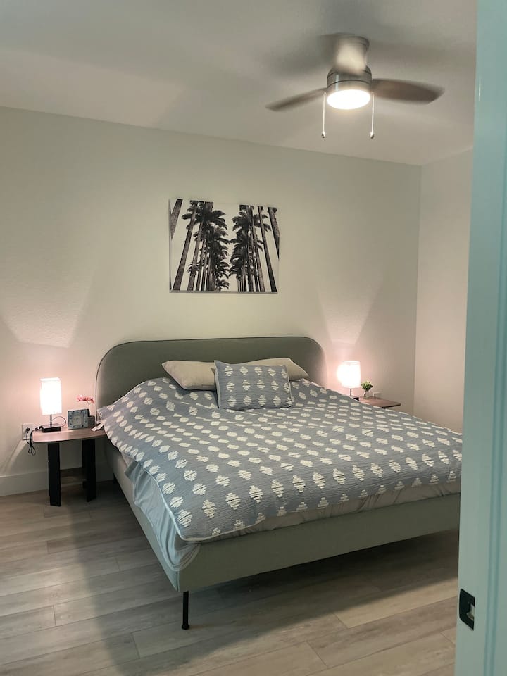 Hlavná spálňa s manželskou posteľou King, zatemňovacími závesmi a stropným ventilátorom.