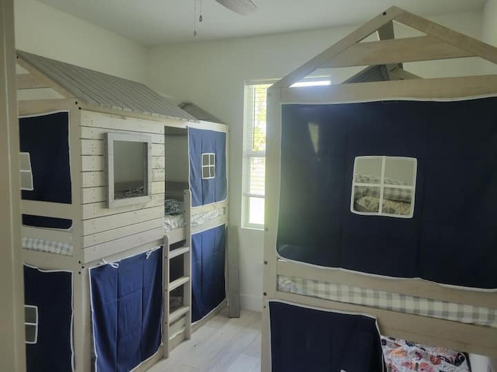 Detská spálňa s dvoma poschodovými pevnými posteľami s teplom na každej posteli, ktorá im pomôže zaspať.

 https://warmies.com