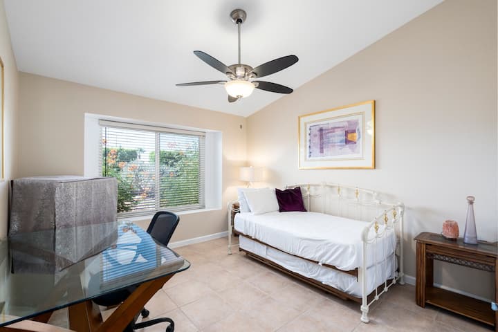 De derde slaapkamer heeft twee eenpersoonsbedden die kunnen worden gecombineerd tot een kingsize bed, met beddengoed voor alle opties. Er is ook een groot bureau en een werkplek! 