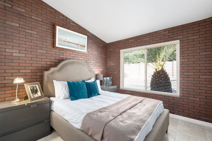 De tweede slaapkamer heeft een queensize bed, een kast en ligt vlak bij het zwembad! 